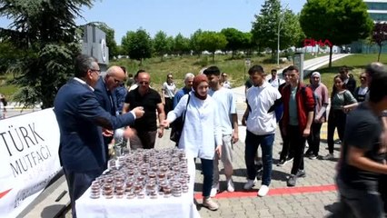 TEKİRDAĞ'DA ÜNİVERSİTE ÖĞRENCİLERİNE HAYRABOLU TATLISI DAĞITILDI