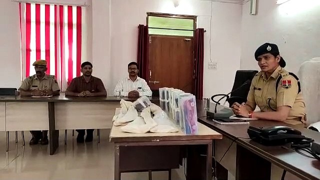 पुलिस ने पकड़ा हथियारों का जखीरा: आरोपी ने कार्रवाई के दौरान की हवाई फायरिंग
