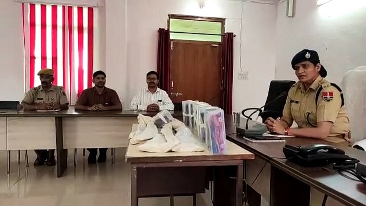 पुलिस ने पकड़ा हथियारों का जखीरा: आरोपी ने कार्...