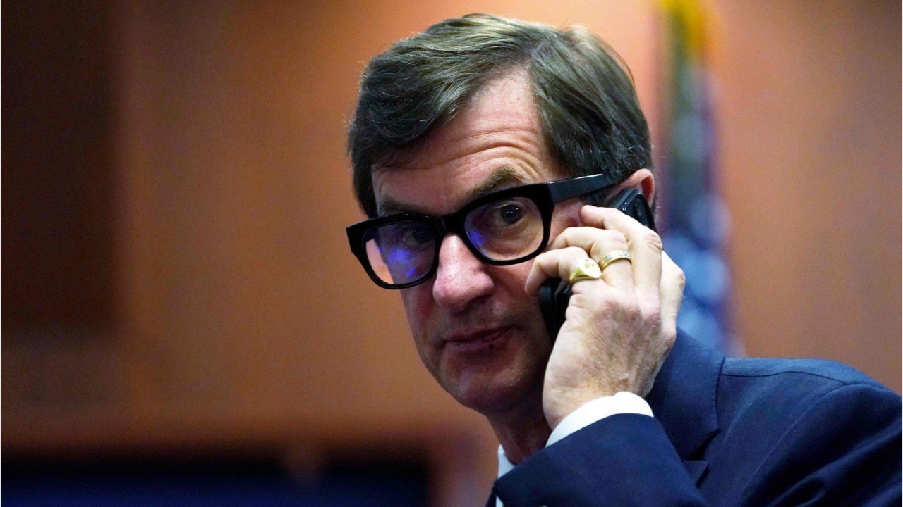 GALA VIDEO - Procès Johnny Depp : qui est Ben Chew, cet avocat dont il semble si proche ?