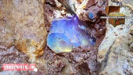 Menemukan Harta Karun Batu Crystal Bercahaya dari dalam bumi