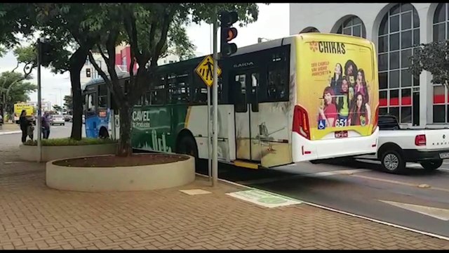 Utilitário e ônibus se envolvem em colisão na Avenida Brasil