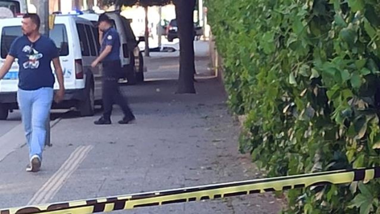 Son Dakika: Gaziantep Emniyet Müdürlüğü önünde "Üzerimde bomba var" diyen kişi vurularak etkisiz hale getirildi