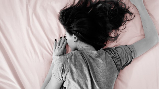 Cómo quitar las manchas del colchón y mantenerlo intacto