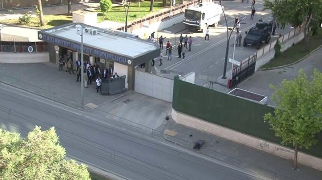 Son dakika: Gaziantep Emniyet Müdürlüğü önünde vurulan şahsın etkisiz hale getirildiği anlar kamerada