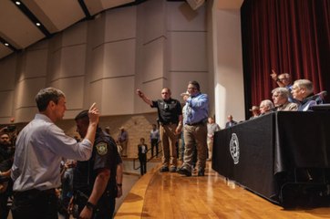 Video herunterladen: Beto O'Rourke Confronts TX Governor Greg Abbott During Press Conference on Uvalde