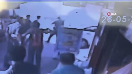 Kadıköy'de metruk binadaki çökme: Panik anları kamerada
