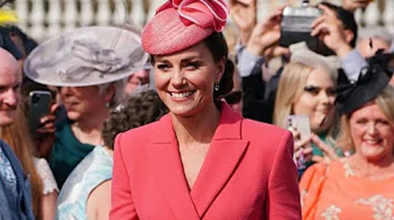 'Crowds move around her!' Kate steals Queen's trick as Duchess takes over Palace parties