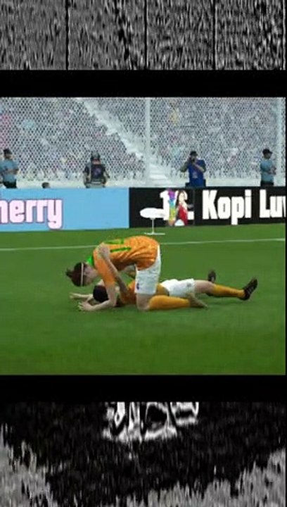 Phối hợp nhuần nhuyễn, rồi volley ghi bàn đẹp mắt trong FIFA Game