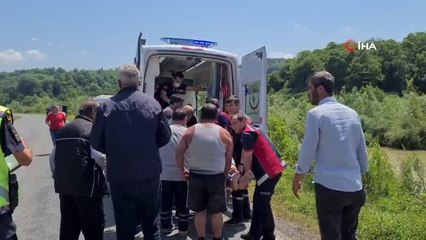 Kontrolden çıkan araç dereye düştü: Sürücü halatla kurtarıldı