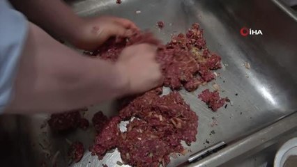 Kaymakam Türk Mutfağı Haftası'nda kolları sıvadı kadınlarla birlikte mutfağa girdi