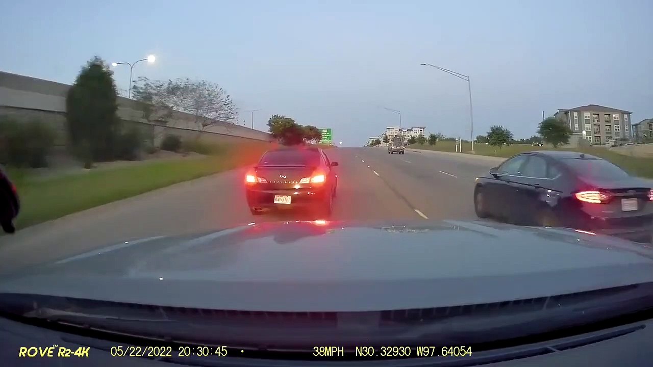 Un fou poursuit une voiture sur des kilomètres et finit par causé un accident