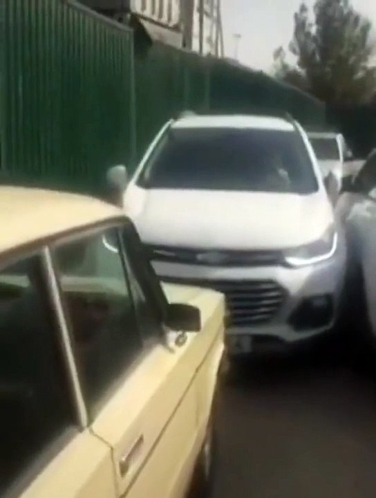 Quand tu veux à tout prix sortir ta voiture du parking alors qu'on t'a bloqué le passage