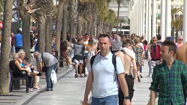 La AECC pone en marcha una iniciativa para convertir 44 lugares emblemáticos de todo el país en espacios sin humos