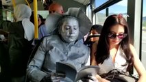 Tunceli'de kitap okumanın önemini anlatmak için canlı heykel performansı sergilendi