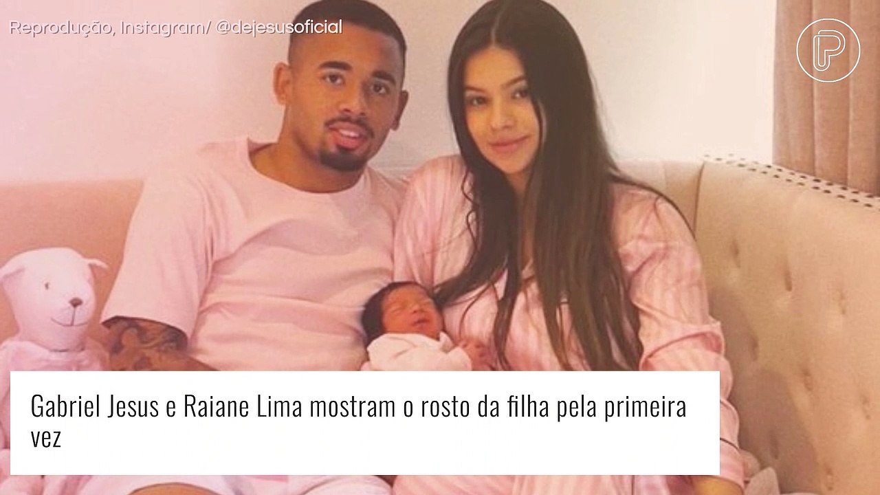 Gabriel Jesus mostra o rosto da filha recém-nascida pela primeira vez: 'Papai babão'