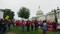 Cientos de personas exigen frente al Capitolio un mayor control de las armas en Estados Unidos