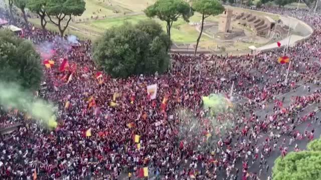 Avrupa Konferans Ligi şampiyonu Roma, taraftarıyla buluştu (1)