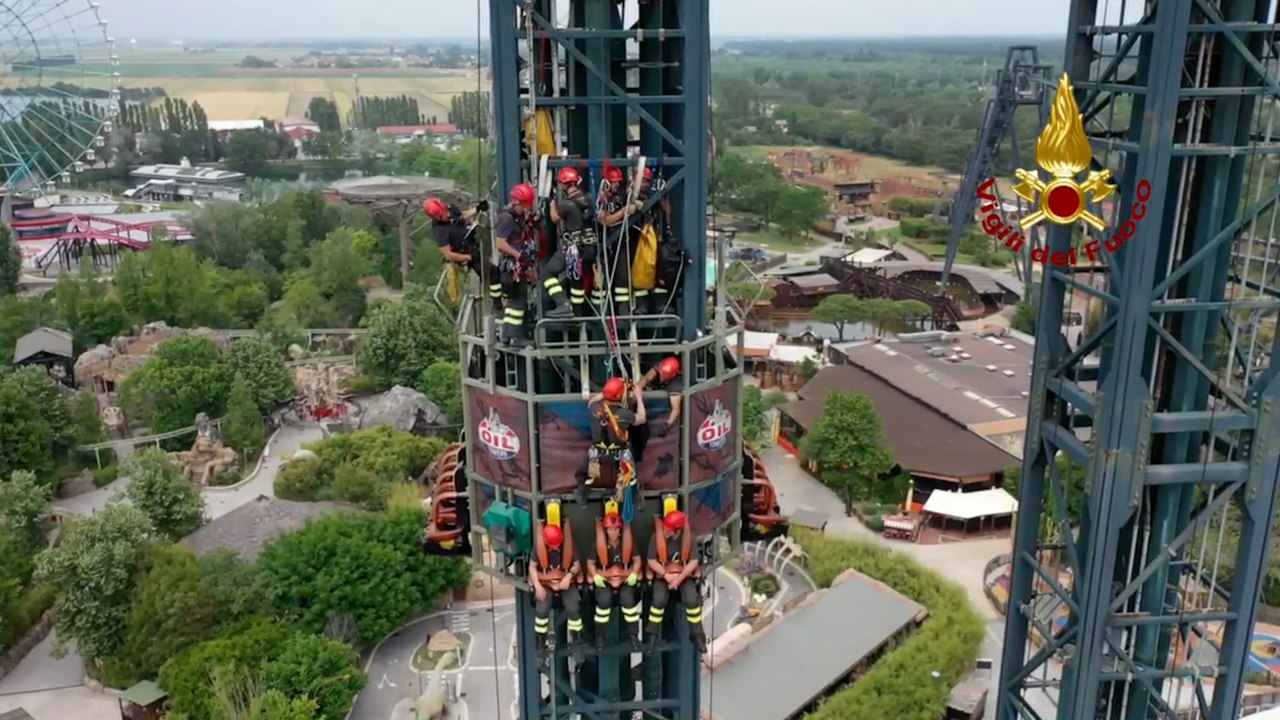 Esercitazione a Mirabilandia, i vigili del fuoco  salvano 3 persone rimaste bloccate a 60 metri d'altezza