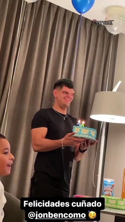 Así celebra Jhonny Caz el cumpleaños de su pareja Jonathan Bencomo junto a Grupo Firme