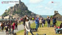 Neuer Rekord für Nathan Paulin: Slackliner balanciert 2 200 Meter zum Mont-Saint-Michel