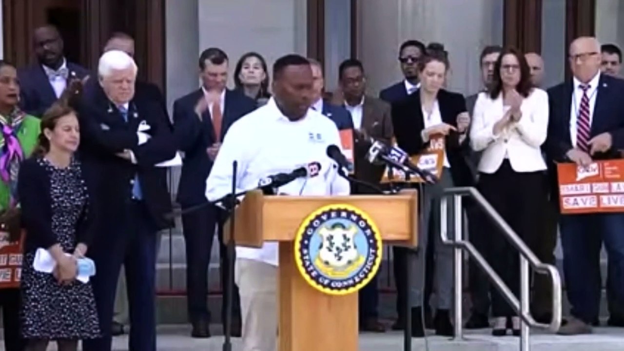 Autoridades, sobrevivientes de la masacre de Sandy Hook y propietarios de armas reaccionan ante el tiroteo en una escuela primaria en Texas.