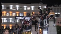 Kayserisporlu taraftarlar Türkiye Kupası finalini kent meydanlarında izliyor