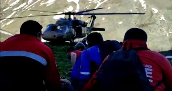 MANTAR TOPLARKEN DÜŞEN KADIN ASKERİ HELİKOPTERLE HASTANEYE ULAŞTIRILDI