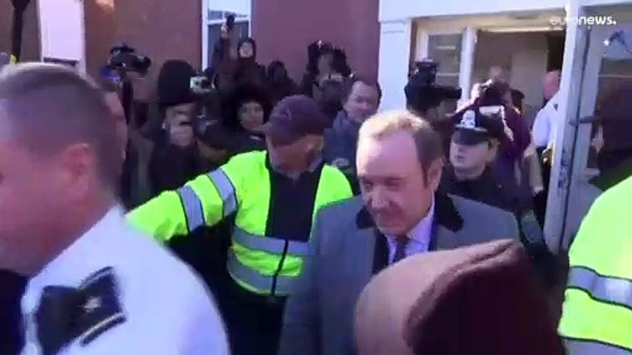 فيديو: اتهام كيفن سبيسي بالاعتداء الجنسي على ثلاثة رجال في بريطانيا