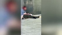 Una toxicómana se pincha a plena luz del día en Les Corts