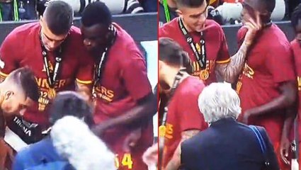 Dünya, Roma'yı konuşuyor! Kutlamalarda takım arkadaşına sarılan futbolcunun başına gelmeyen kalmadı