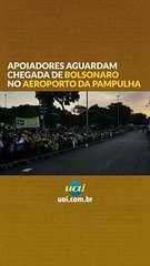 Apoiadores aguardam chegada de Bolsonaro no Aeroporto da Pampulha