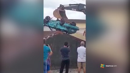 ext-Carro choca contra casa y termina en el techo de esta-260522