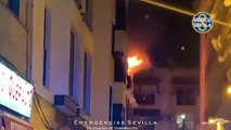Cinco intoxicados por humo en un incendio en una vivienda de Sevilla