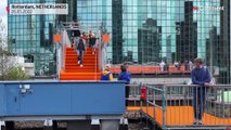 شاهد: افتتاح جسر مشاة يمر عبر بنايتين على ارتفاع 30 متراً في روتردام