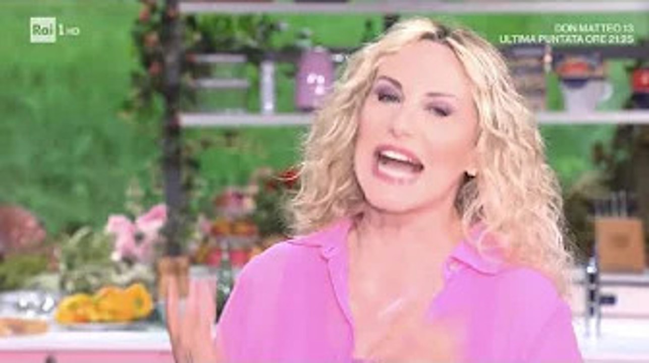 La conduttrice emozionata in diretta: il ringraziamento alla Roma dopo il trionfo La Roma allenata d