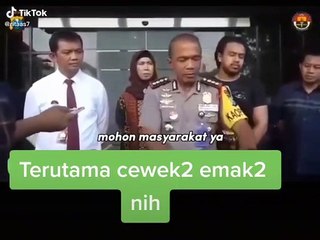 Himbauan kepada masyarakat cara membawa tas  agar aman.