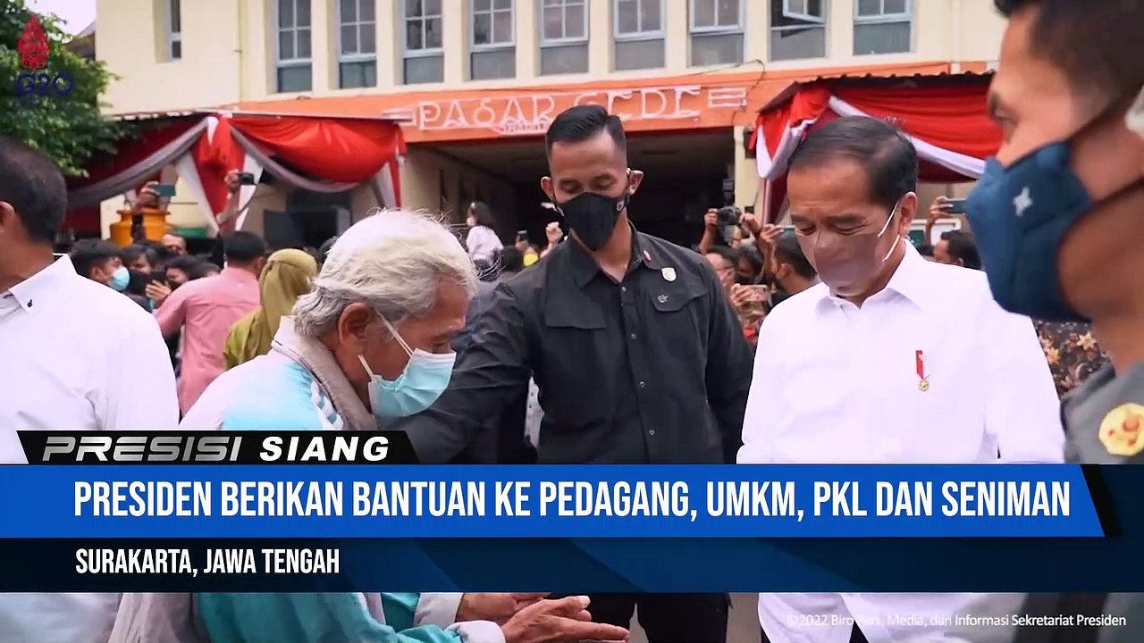 Presiden Jokowi dan Ibu Iriana Bagikan Bansos u...