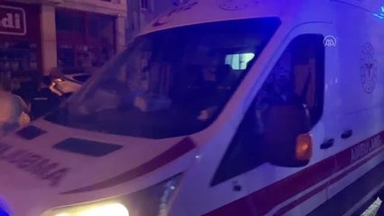 Ticari taksinin park halindeki 3 araca çarpması sonucu 2 kişi yaralandı