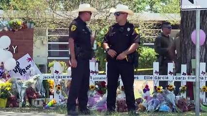 Texas: "Nessuno ha affrontato il killer all'ingresso a scuola"