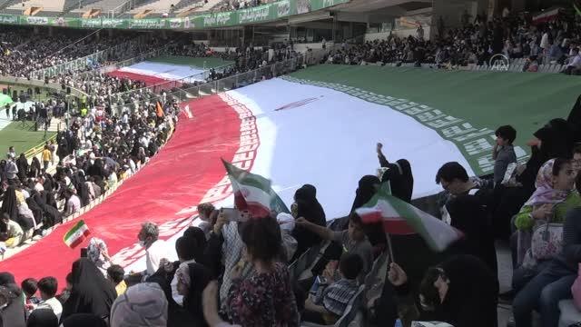 İran'da sosyal medyada yayılan Selam Komutan marşı Tahran Azadi Stadı'nda koroyla söylendi