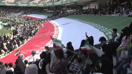 İran'da sosyal medyada yayılan "Selam Komutan" marşı Tahran Azadi Stadı'nda koroyla söylendi