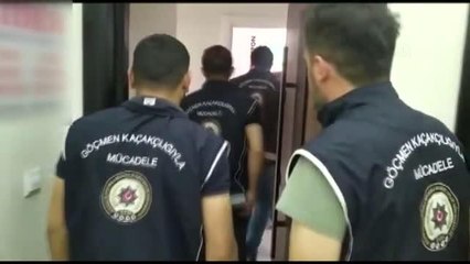Para karşılığında ikamet izni çıkarttığı iddia edilen 2 kişi yakalandı
