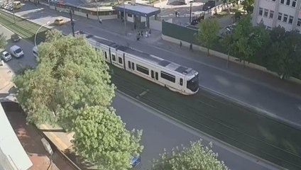 Gaziantep'teki canlı bomba paniği kamerada! Emniyet binası önüne gelişi böyle görüntülendi