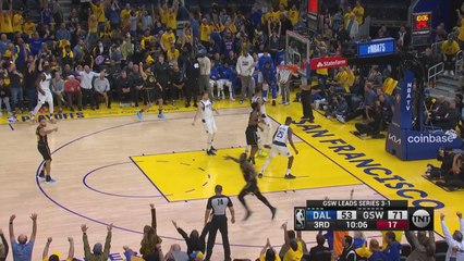 Flashy Warriors break sees behind-the-back pass turn into three