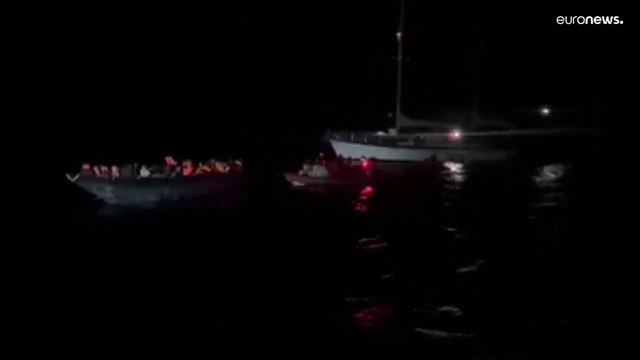 شاهد: انقاذ 110 مهاجرا بعد غرق قاربهم في البحر المتوسط