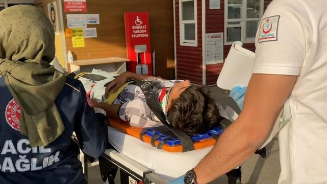 Selfie çekerken motosikletle duvara çarpıp kanala düştüler