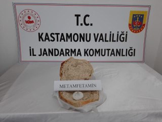 Önce iç çamaşırına sakladığı, şimdi de ekmek arasına sakladığı uyuşturucuyla yakalandı