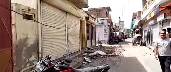 भरे बाजार भरभराकर गिरा 20 फीट लंबा छज्जा, दो बाइक क्षतिग्रस्त, बड़ा हादसा टला