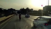 Motosikletini at sanan sürücünün yaptıkları görenleri gülümsetti